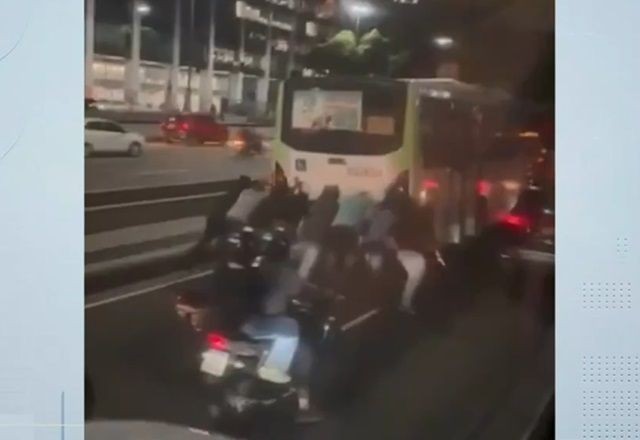 Imagem da noticia RJ: Passageiros empurram ônibus após falha elétrica