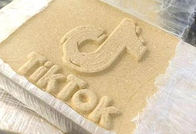 Polícia apreende 10 kg de pasta base de cocaína com logo de rede social Polícia apreende 10 kg de pasta base de cocaína com logo de rede social