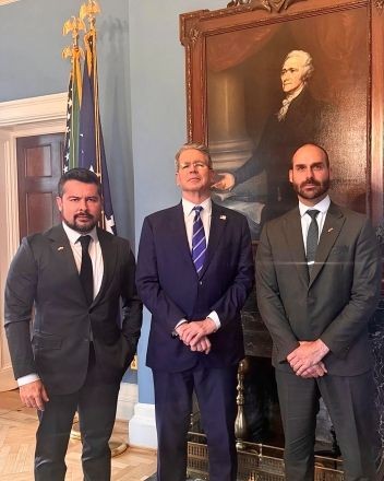 Imagem da noticia Eduardo Bolsonaro esteve com secretário do Tesouro dos EUA no dia de reunião cancelada com Haddad