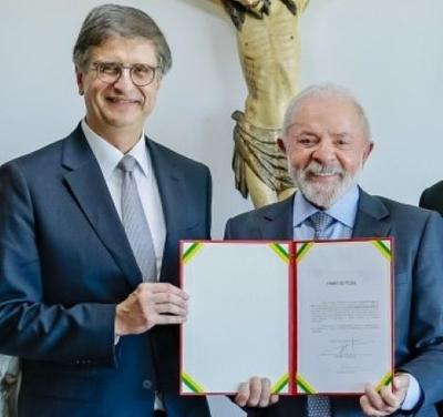 Lula assina recondução de Paulo Gonet à PGR e defende atuação “com independência para agir sem medo” Lula assina recondução de Paulo Gonet à PGR e defende atuação “com independência para agir sem medo”