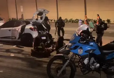 Polícia recupera R$ 100 mil em medicamentos roubados de farmácia após perseguição em Nova Iguaçu (RJ) Polícia recupera R$ 100 mil em medicamentos roubados de farmácia após perseguição em Nova Iguaçu (RJ)