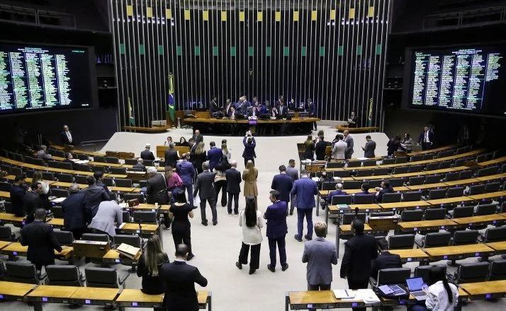 Imagem da noticia Câmara aprova urgência de projeto que proíbe cobrança por bagagem de mão em voos