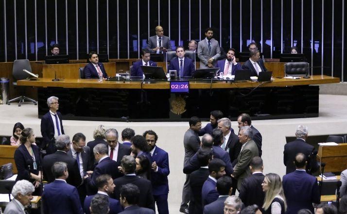 Câmara aprova PL Antifacção após seis versões apresentadas pelo relator Câmara aprova PL Antifacção após seis versões apresentadas pelo relator