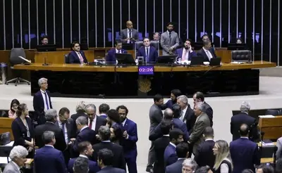 Câmara aprova PL Antifacção após seis versões apresentadas pelo relator Câmara aprova PL Antifacção após seis versões apresentadas pelo relator