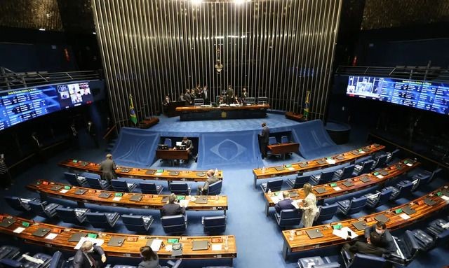 Imagem da noticia Alcolumbre assina atos para aumentar benefícios de funcionários do Senado