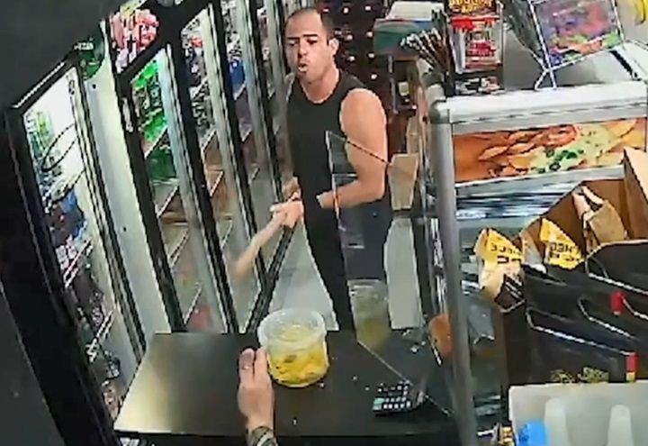 Imagem da noticia PM de folga agride comerciante com barra de madeira em adega