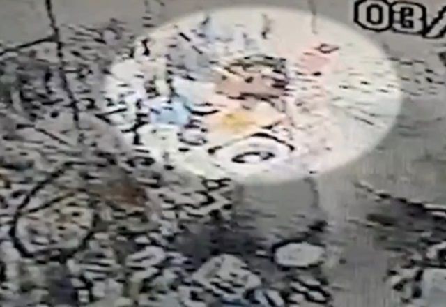 Imagem da noticia PMs roubam dinheiro e tocam violão durante invasão a galpão