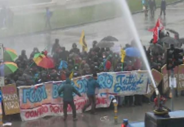 Imagem da noticia Polícia italiana usa jatos d'água para conter ato contra Bolsonaro