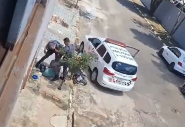Imagem da noticia Policiais militares agridem motoqueiro no interior de São Paulo
