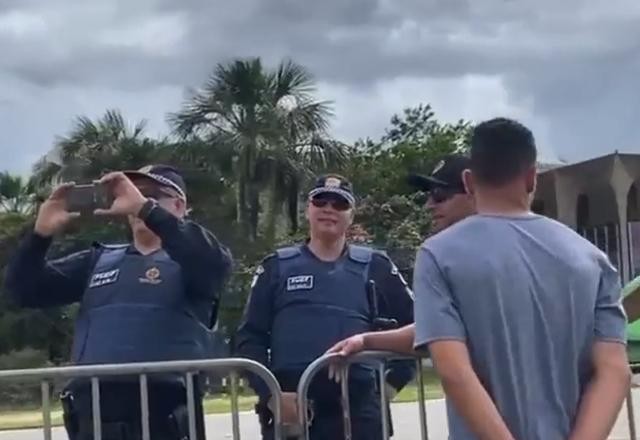 Imagem da noticia Policiais são filmados conversando com manifestantes golpistas