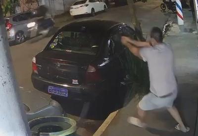 Policial é baleado em tentativa de assalto enquanto passeava com cachorros em SP Policial é baleado em tentativa de assalto enquanto passeava com cachorros em SP