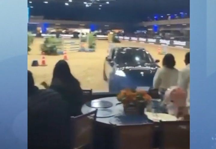 Imagem da noticia Motorista de Porsche perde controle e bate contra arquibancada