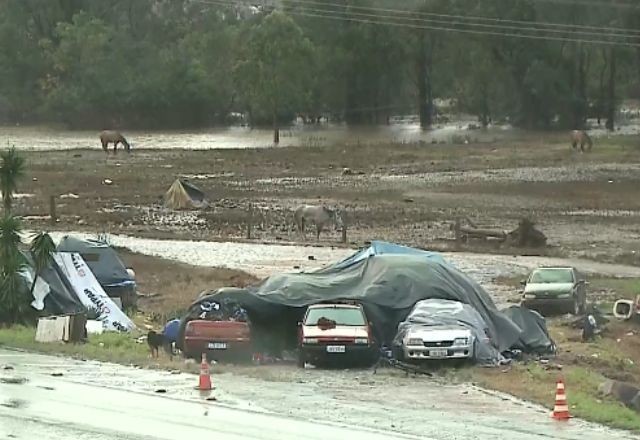 Imagem da noticia Com medo de saques, moradores de Porto Alegre acampam em acostamento de rodovia