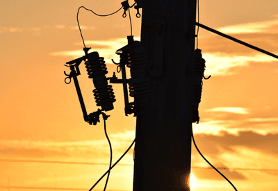 Vítima é eletrocutada em Osasco e cabos de energia dificultam o resgate Vítima é eletrocutada em Osasco e cabos de energia dificultam o resgate