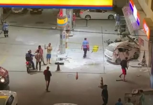Imagem da noticia Flagrante: carro em alta velocidade invade posto e bate em loja de conveniência