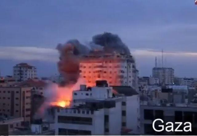 Imagem da noticia Prédio é bombardeado na Faixa de Gaza; assista