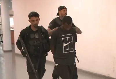 Quadrilha de roubo de cargas de alimentos é presa na Baixada Fluminense Quadrilha de roubo de cargas de alimentos é presa na Baixada Fluminense