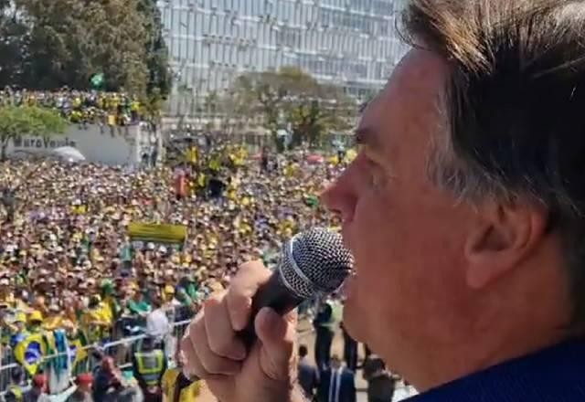 Imagem da noticia "Eu era apenas mais um na multidão", comenta Bolsonaro sobre manifestações