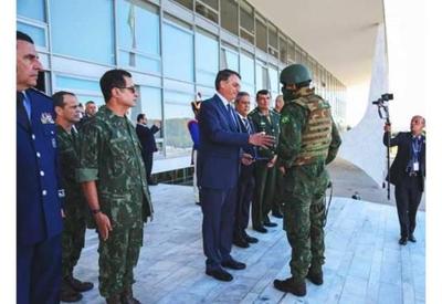 Bolsonaro acompanha treinamento de militares em Formosa Bolsonaro acompanha treinamento de militares em Formosa