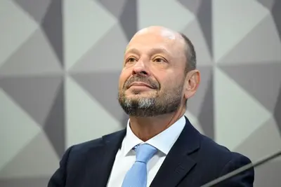 Aposentados receberam em média R$ 660 em ressarcimentos pós-fraudes, diz presidente do INSS Aposentados receberam em média R$ 660 em ressarcimentos pós-fraudes, diz presidente do INSS