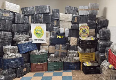 Homem é preso com 2,5 toneladas de maconha em caminhão no Paraná Homem é preso com 2,5 toneladas de maconha em caminhão no Paraná