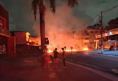 Moradores de SP protestam contra Enel após 5 dias sem energia elétrica Moradores de SP protestam contra Enel após 5 dias sem energia elétrica