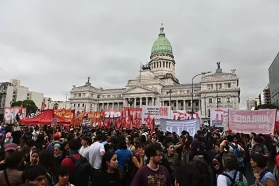 Centenas protestam na Argentina contra reforma trabalhista de Milei; ato tem confronto com a polícia Centenas protestam na Argentina contra reforma trabalhista de Milei; ato tem confronto com a polícia