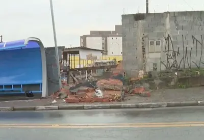 Trator derruba muro e mata criança de 4 anos em Itapevi, na Grande São Paulo Trator derruba muro e mata criança de 4 anos em Itapevi, na Grande São Paulo