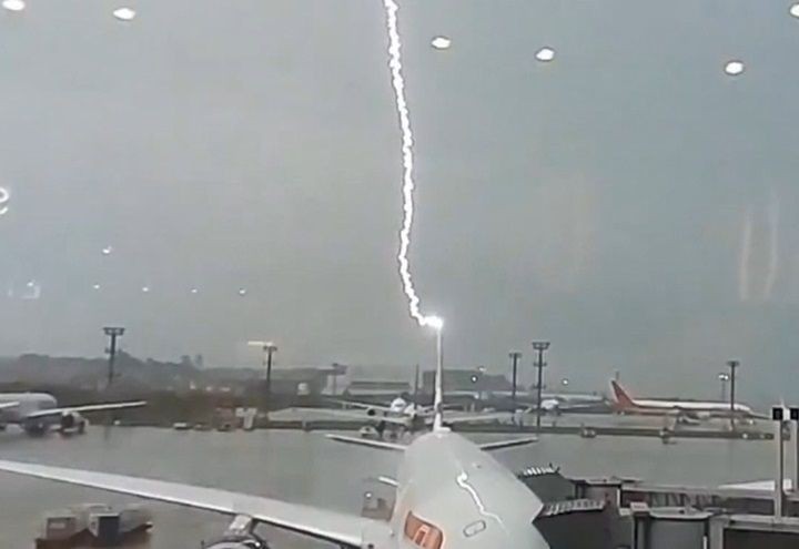 Imagem da noticia Avião é atingido por raio durante temporal em São Paulo