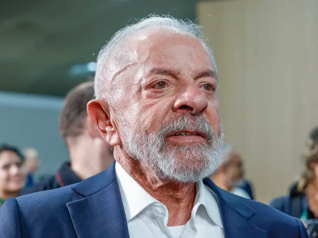 Imagem da noticia Único presidente confirmado, Lula chega à Colômbia para marcar posição sobre Venezuela