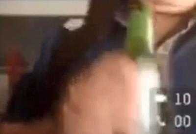 Mulher acusada de injúria e ameaça abre cerveja durante audiência Mulher acusada de injúria e ameaça abre cerveja durante audiência