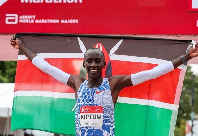 Imagem da noticia Recordista mundial de maratona morre em acidente de carro