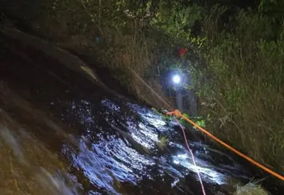 Queda de 6 metros deixa turista alemão ferido em cachoeira de Ilhabela (SP) Queda de 6 metros deixa turista alemão ferido em cachoeira de Ilhabela (SP)
