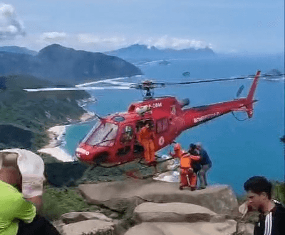 Helicóptero faz resgate cinematográfico no Rio; veja