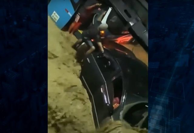 Imagem da noticia Passageiros de ônibus resgatam mãe e bebês de carro submerso; Veja vídeo