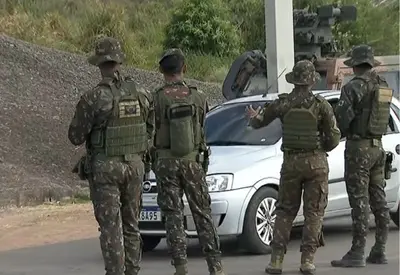 Militares venezuelanos retomam revistas na fronteira com Brasil Militares venezuelanos retomam revistas na fronteira com Brasil