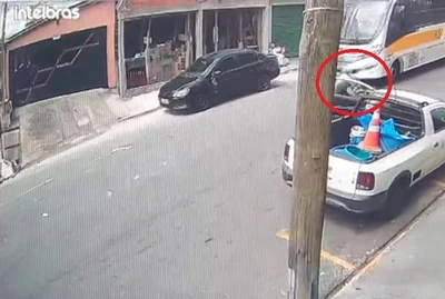 VÍDEO: motociclista morre após bater em porta de carro e ser atropelado por ônibus na Grande SP VÍDEO: motociclista morre após bater em porta de carro e ser atropelado por ônibus na Grande SP
