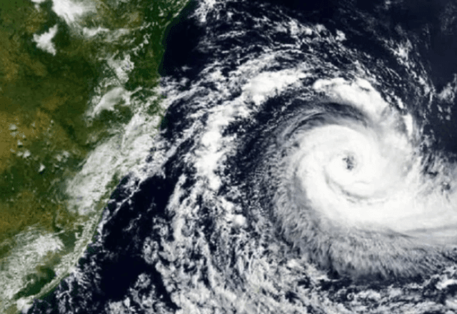 Imagem da noticia Ciclone causa alagamentos, destelha empresa e suspende aulas em SC