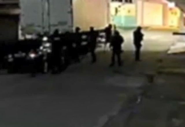 Imagem da noticia Seguranças são flagrados espancando adolescentes em rua deserta