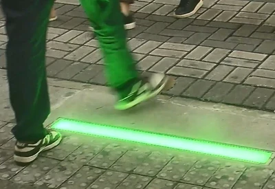 BH testa sinalização em LED no chão para proteger pedestres distraídos com o celular BH testa sinalização em LED no chão para proteger pedestres distraídos com o celular
