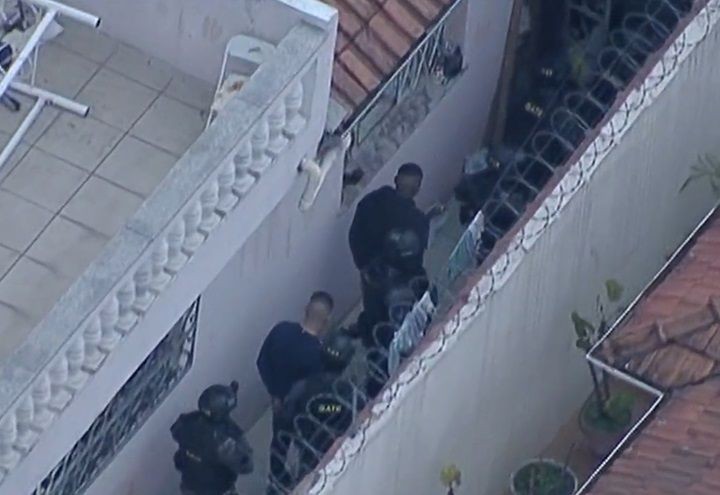 Imagem da noticia SP: Bandidos que fizeram reféns em casa se entregam após negociações
