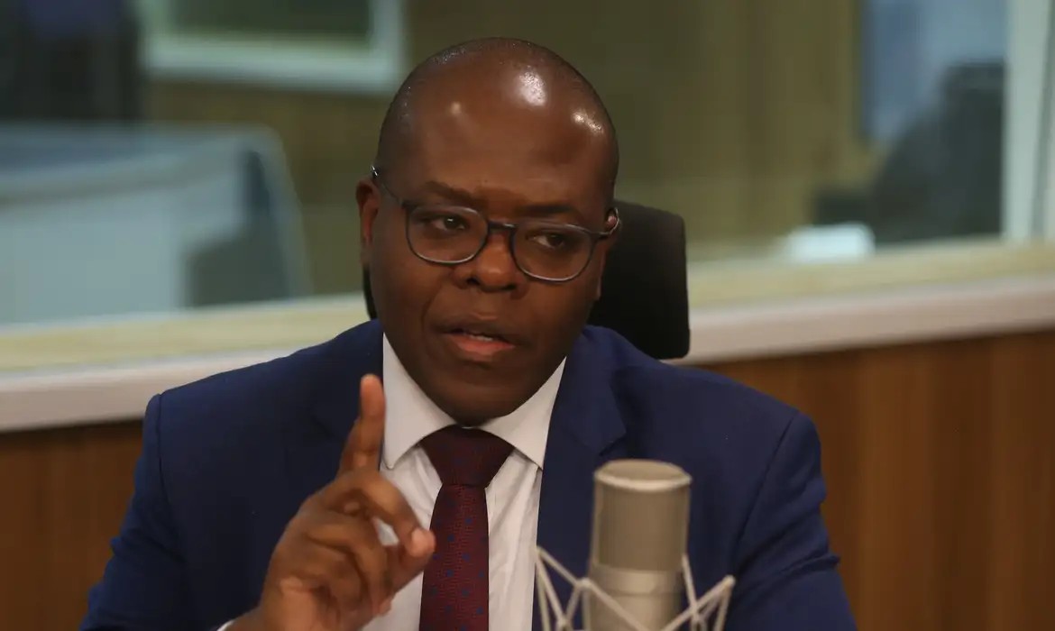 Imagem da noticia Silvio Almeida defende regulação das redes sociais após morte de jovem alvo de fake news