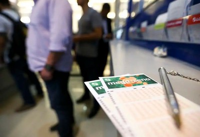 Mega-Sena acumula e chega a R$ 300 milhões; confira números sorteados Mega-Sena acumula e chega a R$ 300 milhões; confira números sorteados