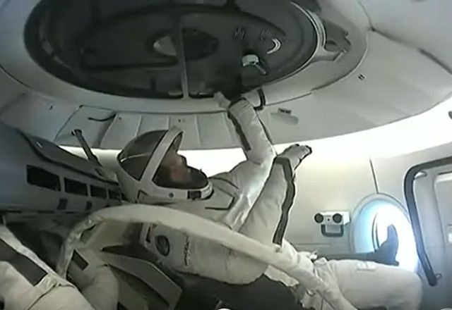 Imagem da noticia Bilionário americano volta à Terra após primeira caminhada espacial privada