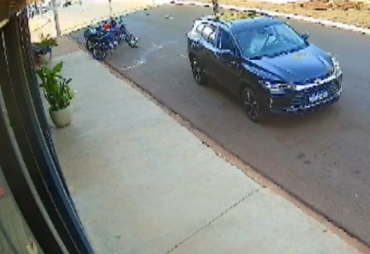 Imagem da noticia VÍDEO: Stalker joga bomba em frente ao trabalho da ex-namorada