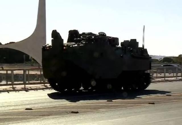 Imagem da noticia Desfile de tanques da Marinha na Esplanada tem duração de 8 minutos