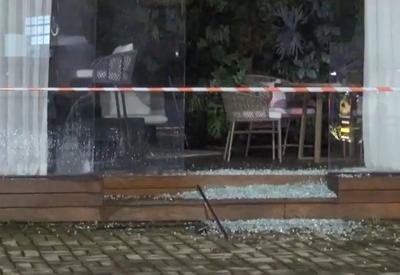Clientes discutem e tiroteio em restaurante deixa dois mortos em Barueri (SP) Clientes discutem e tiroteio em restaurante deixa dois mortos em Barueri (SP)