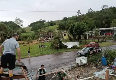 Tornado provoca destruição em cidades do Paraná e Santa Catarina Tornado provoca destruição em cidades do Paraná e Santa Catarina