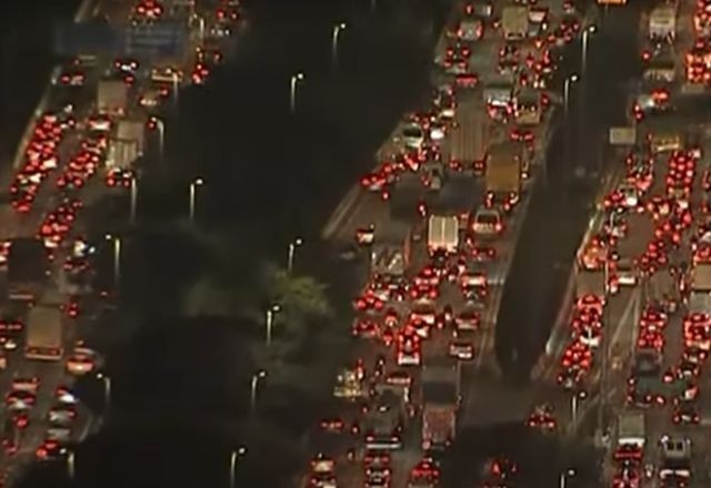 Imagem da noticia São Paulo bate recorde histórico de trânsito com paralisação de ônibus e chuvas