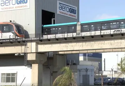 Passageiros aguardam conclusão de aeromóvel no Aeroporto de Guarulhos Passageiros aguardam conclusão de aeromóvel no Aeroporto de Guarulhos